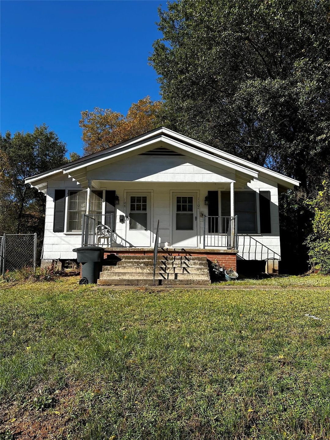 View of front of property featuring a front yard a