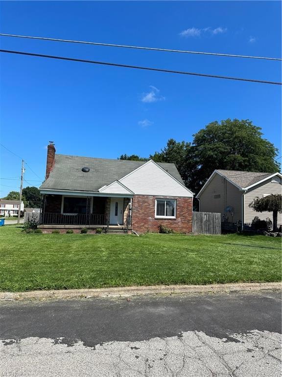 View of front facade with a front lawn
