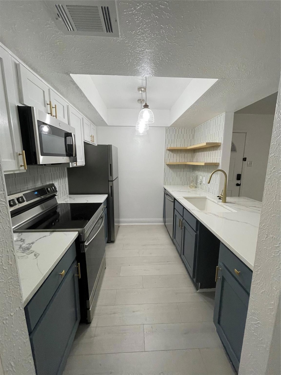 Kitchen featuring tasteful backsplash, a raised ce