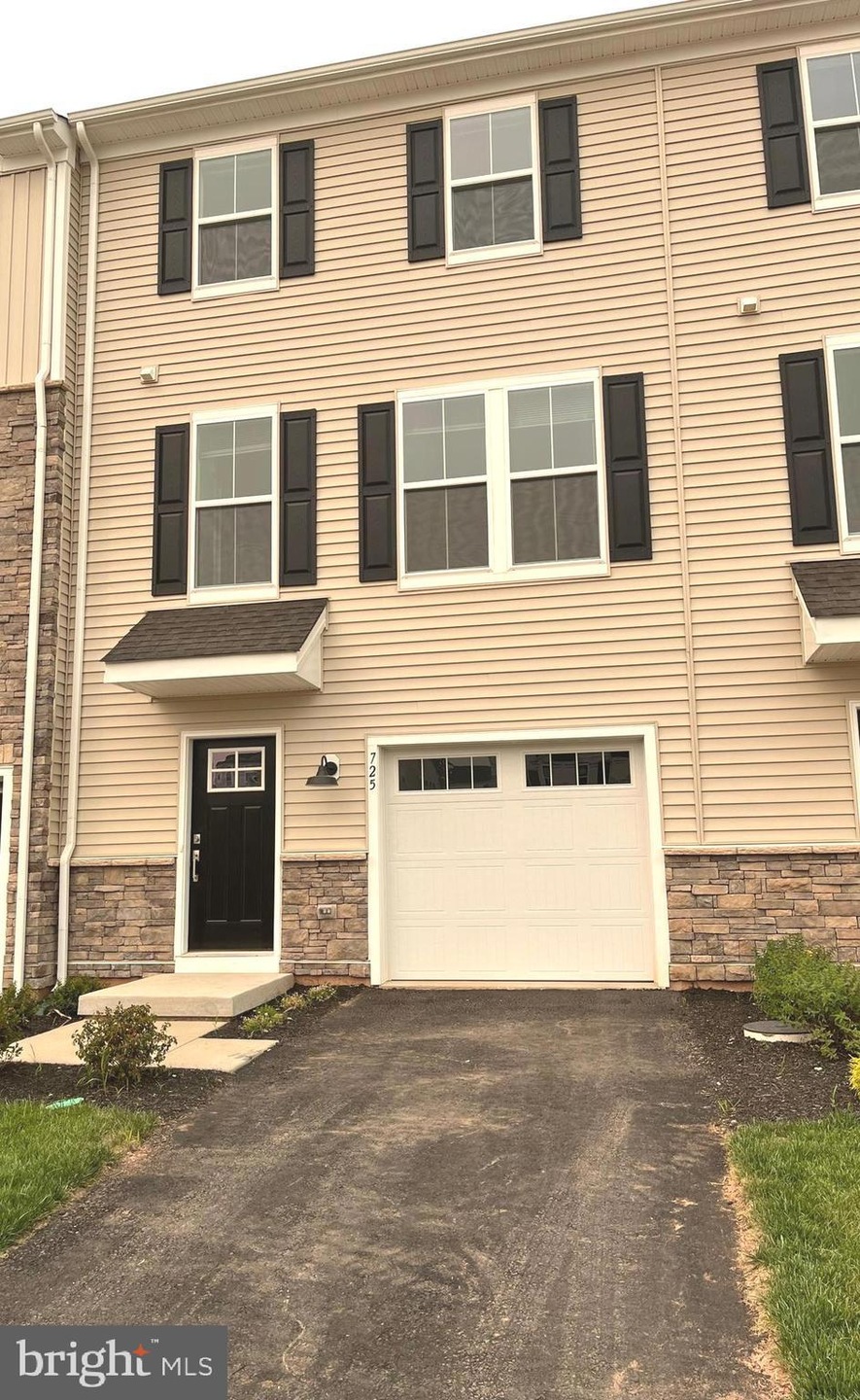 725 Peony Ln, Spring City, PA 19475 - photo 1