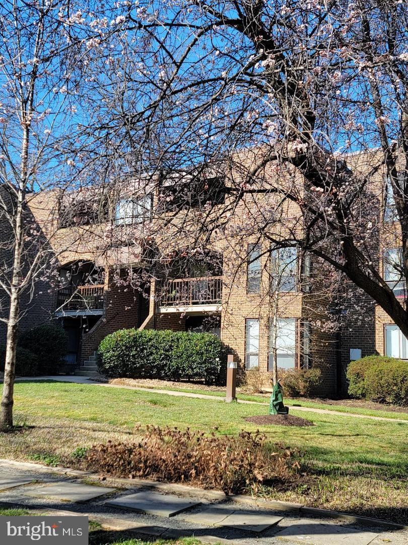 11208 Chestnut Grove Square unit 110, Reston, VA 20190 - photo 1