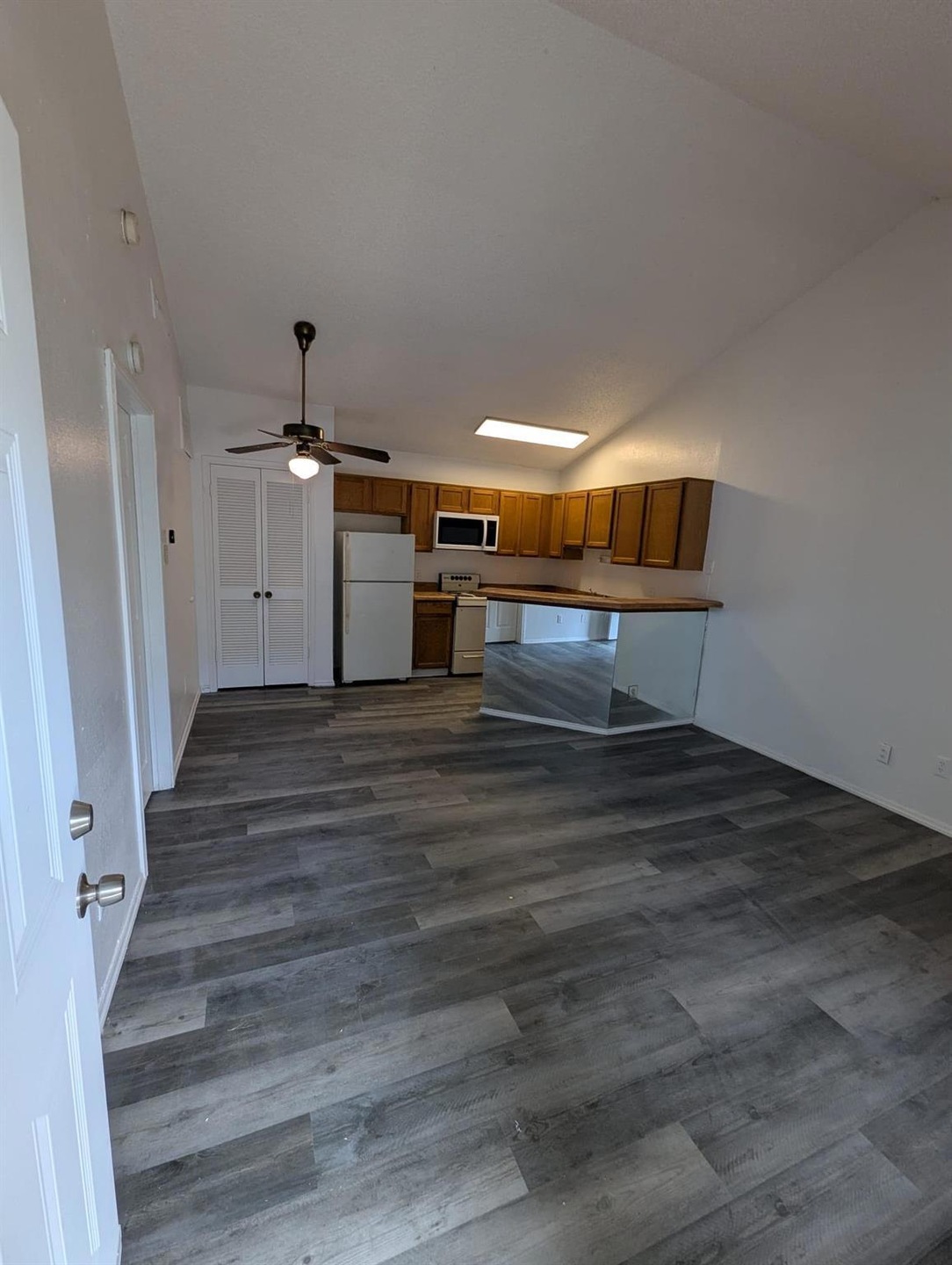 Dark wood-style floors,