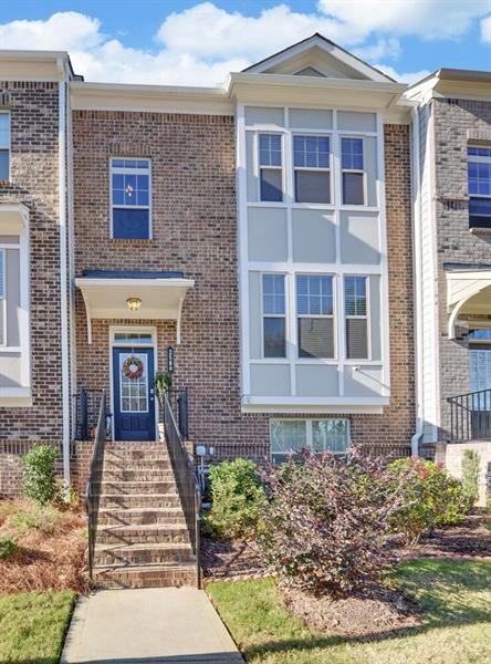 2 Level Box Bay Window overlook Open Wooded Lot.