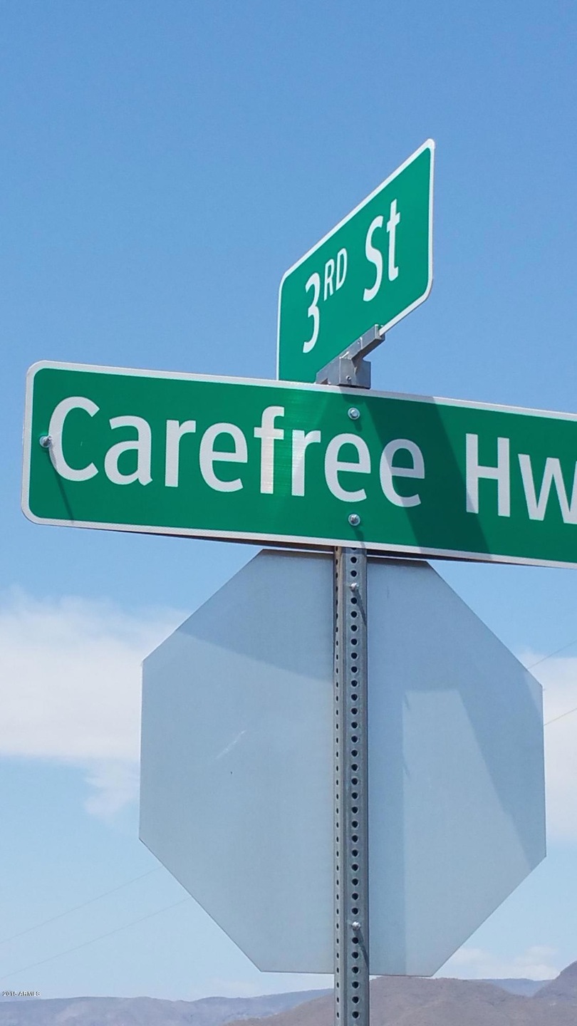 3rd St & Carefree sign