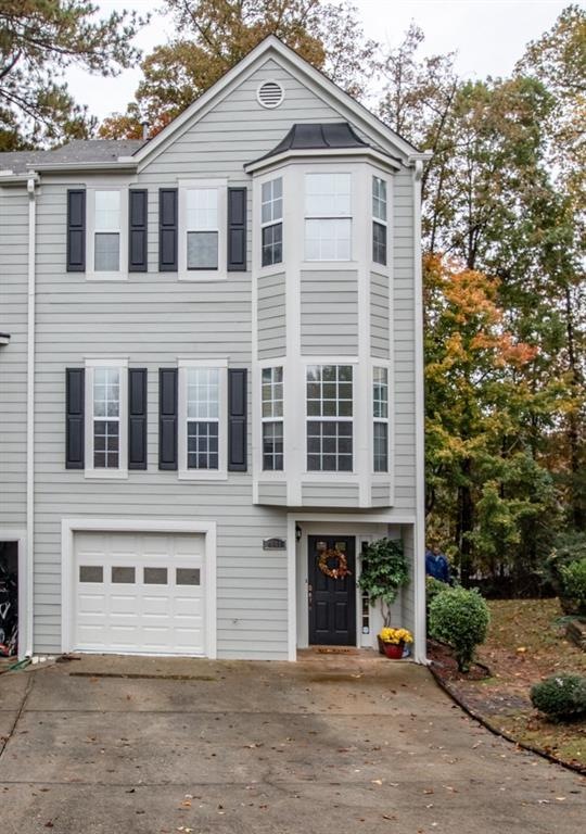 Come see this charming, well-kept townhouse in con