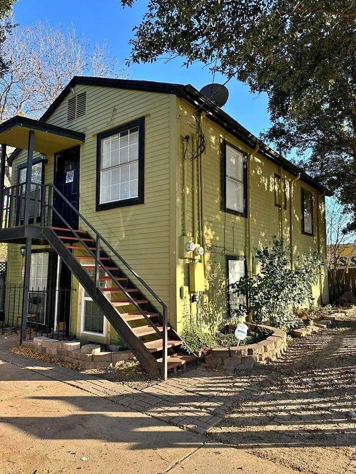 136 NE 9th St unit A, Grand Prairie, TX 75050 - photo 1