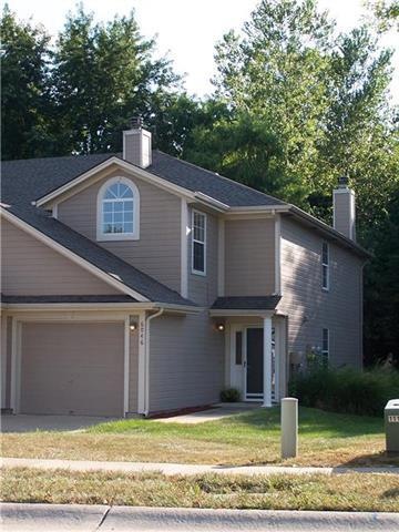 Privacy with this end unit backing to trees.