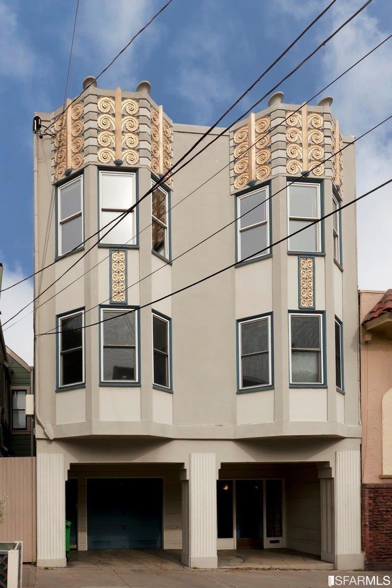This 4 unit Art Deco gem was constructed in 1938.