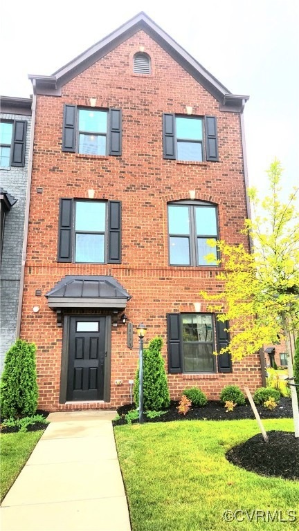 View of front facade with a front lawn