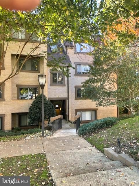 1656 Parkcrest Cir unit 200, Reston, VA 20190 - photo 1