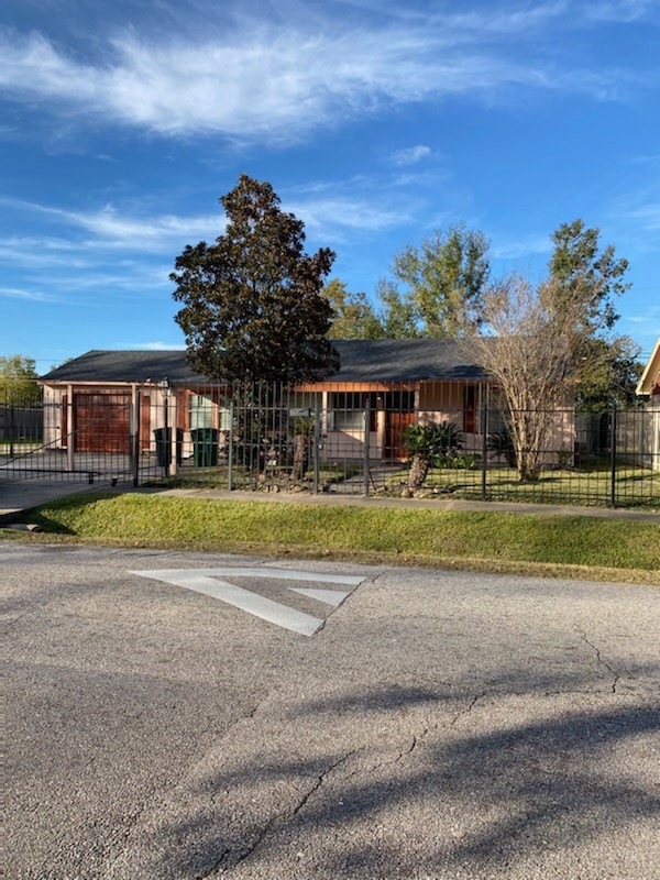 3118 Mccrarey Dr, Houston, TX 77088 - photo 1