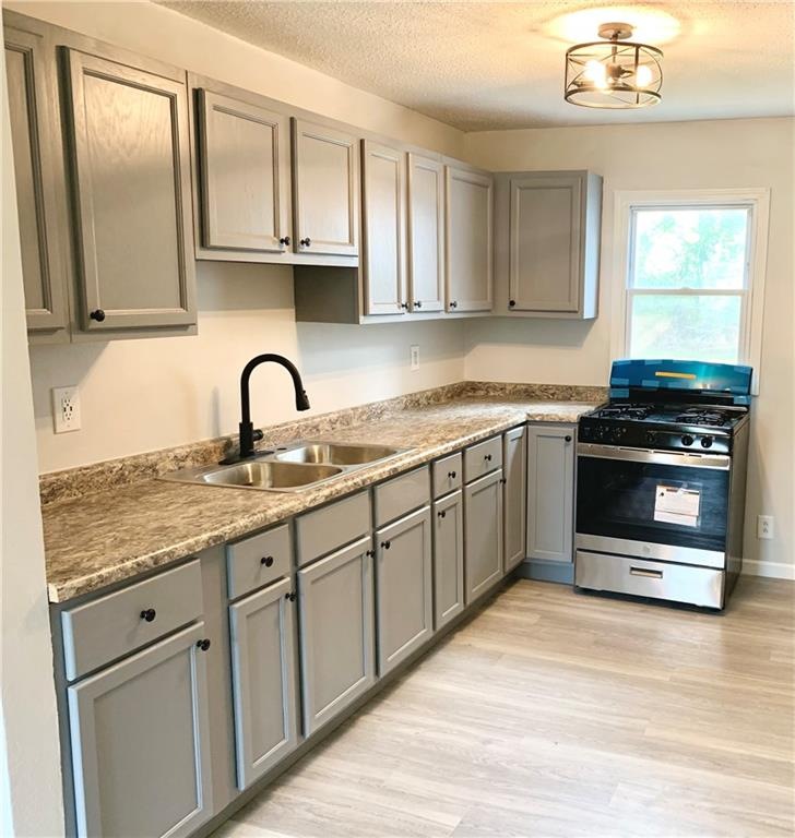 2303 S 8th Ave E, Newton, IA 50208 - photo 1