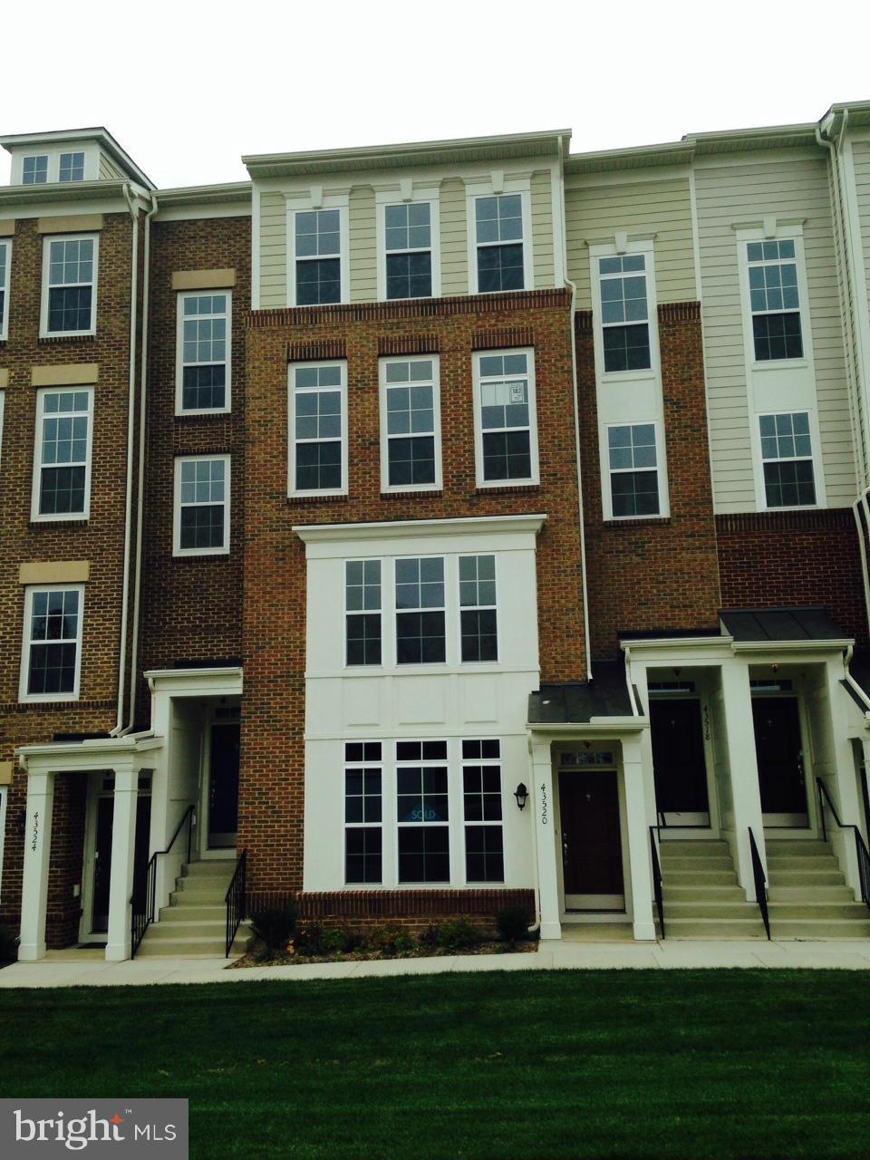 43518 Stonecliff Terrace unit 1B2, Chantilly, VA 20152 - photo 1