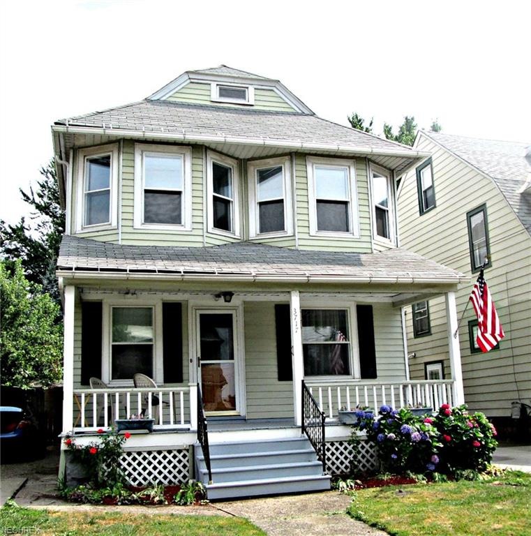 Low maintenance and classically pretty. Four bedro