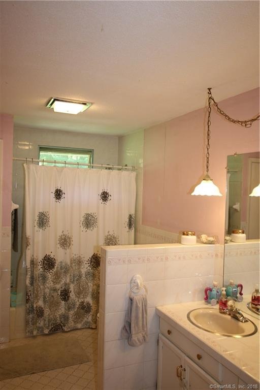 1174 S Curtis St, Wallingford, CT 06492 - photo 1