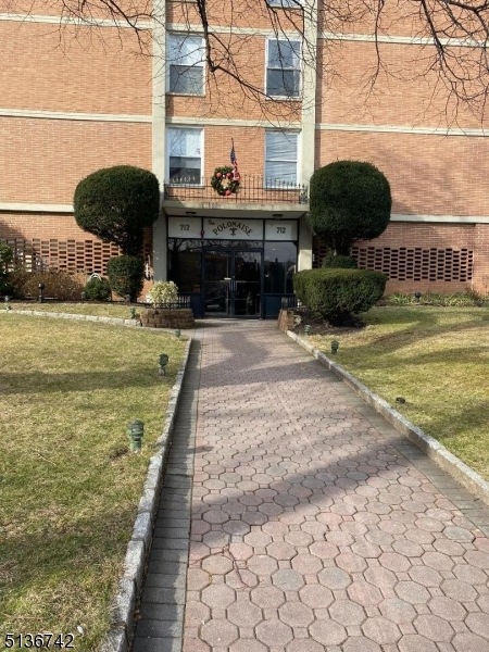 704 Broad unit 6E, Elizabeth City, NJ 07208 - photo 1