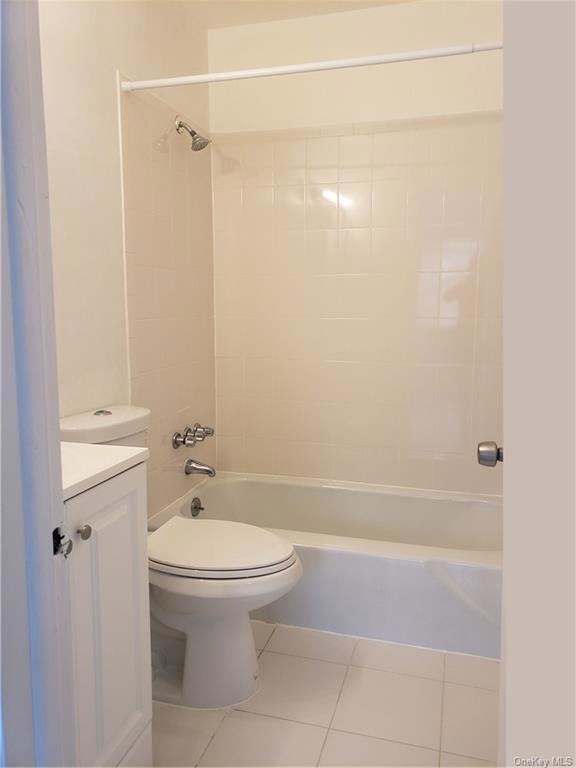 345 Benham Ave unit C4, Bridgeport, CT 06604 - photo 1