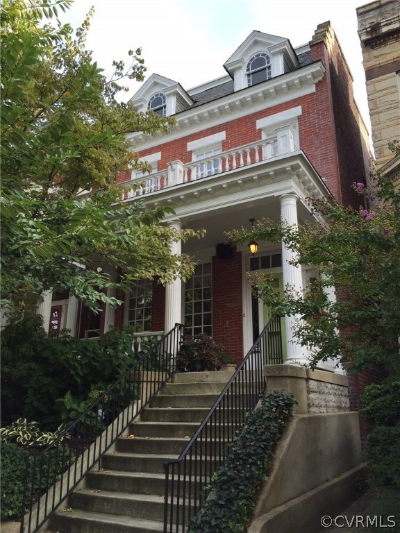 Gorgeous front of home!