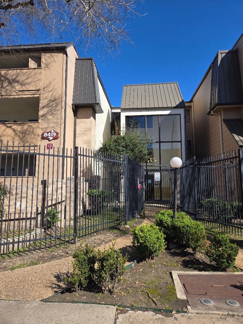 8419 Hearth Dr unit 21, Houston, TX 77054 - photo 1