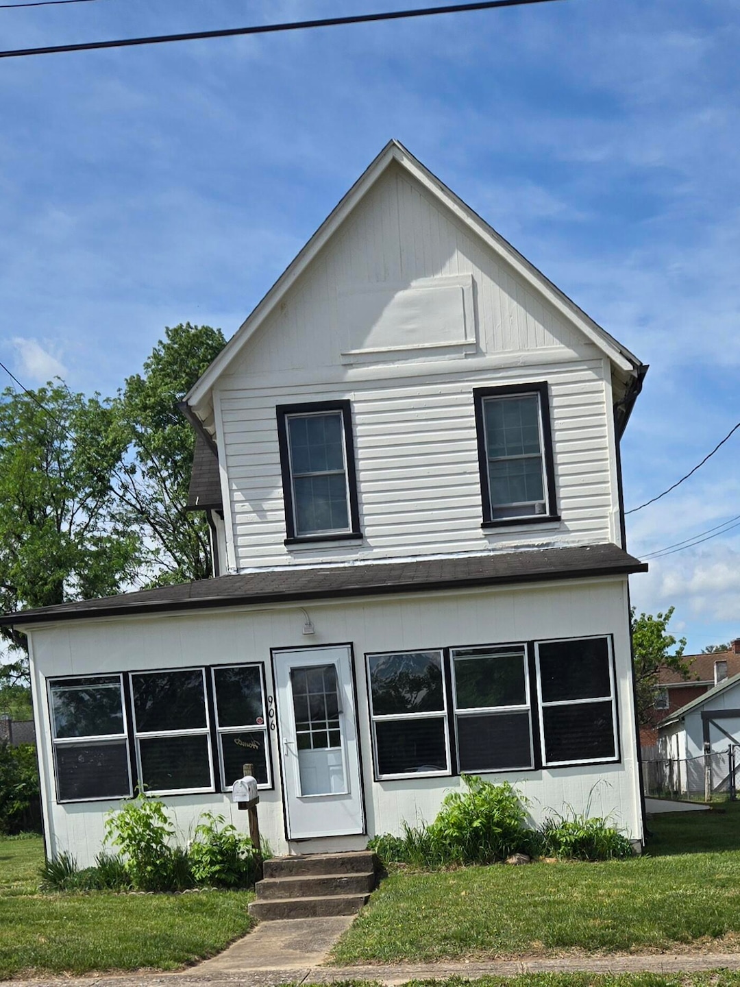 906 Front Ave