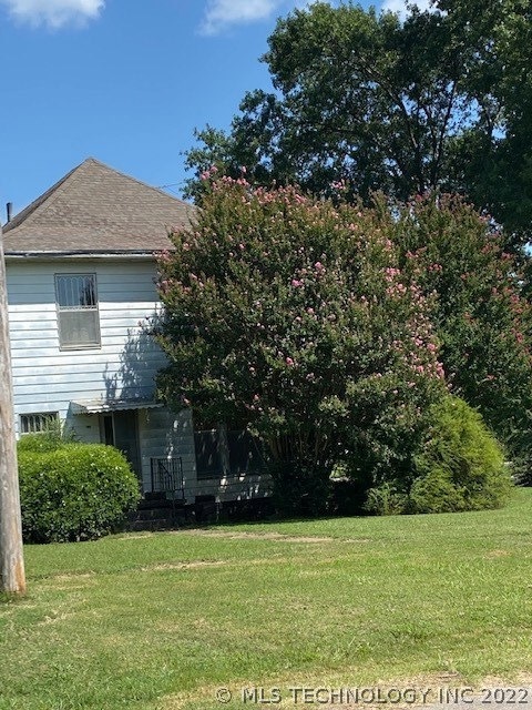 Front of home facing 6th street