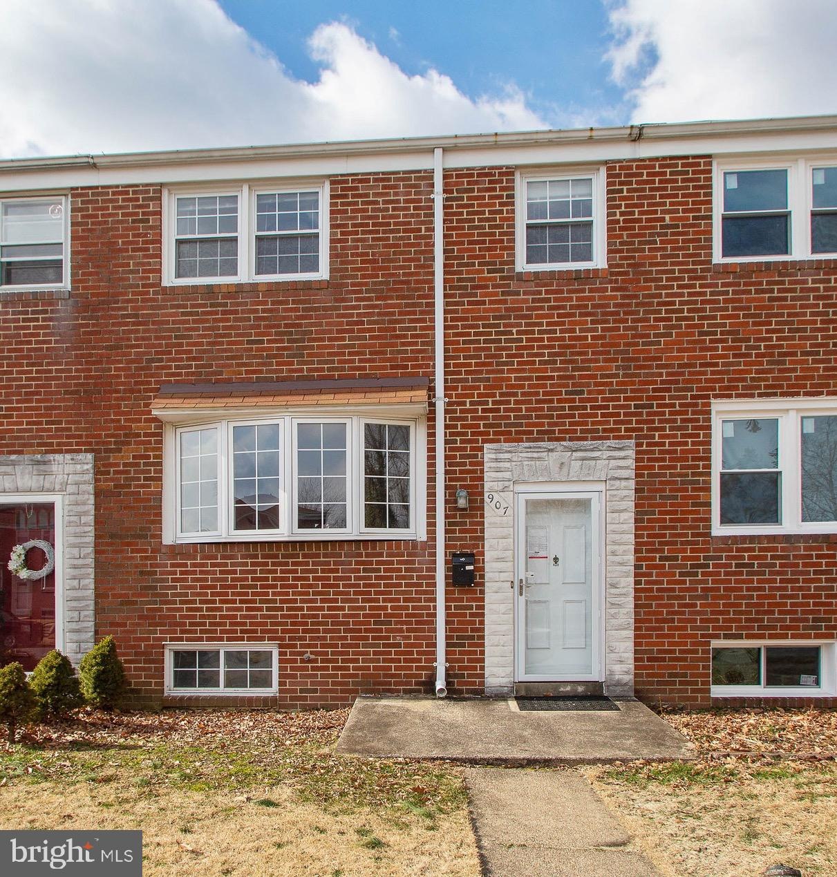 907 Circle Dr, Halethorpe, MD 21227 - photo 1