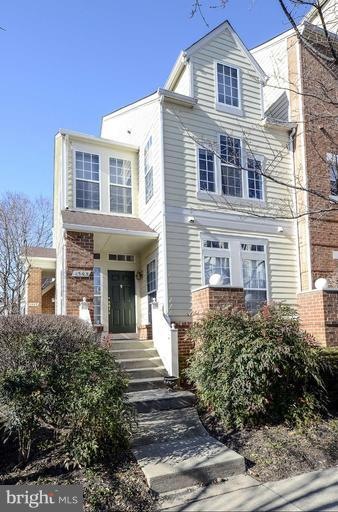 1365 Garden Wall Cir unit 703, Reston, VA 20194 - photo 1