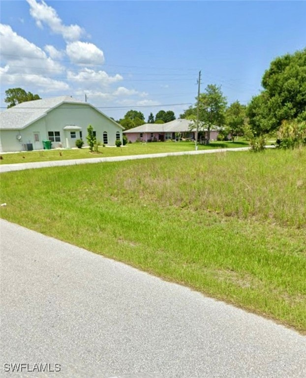 View of yard with driveway