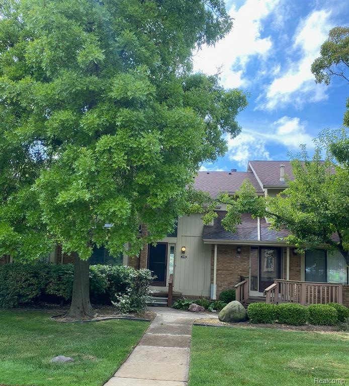 Welcome to 5590 Hillcrest Circle W!