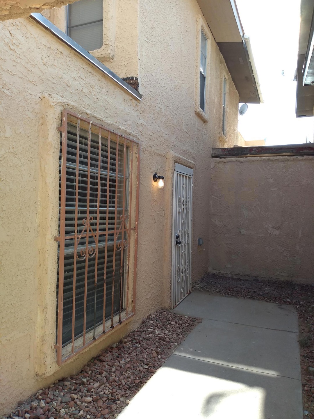 10632 Cuatro Vistas Dr unit B, El Paso, TX 79935 - photo 1