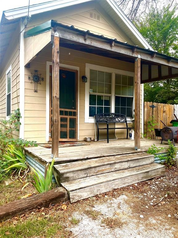 1301 N Weaver St, Gainesville, TX 76240 - photo 1