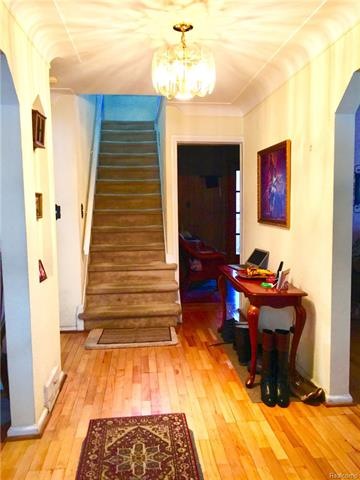 18653 LAUDER VESTIBULE AND STAIRCASE