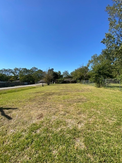 7904 Hirsch Rd, Houston, TX 77016 - photo 1