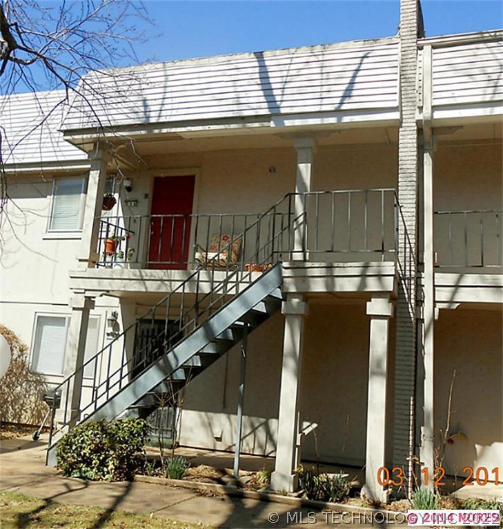 Tucked in a quite courtyard sits this lovely light and bright condo