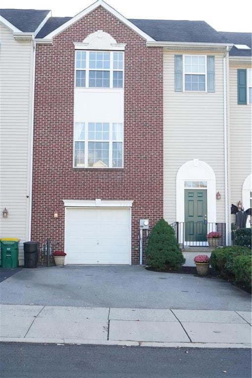 5240 Green Lawn Dr, Macungie, PA 18062 - photo 1