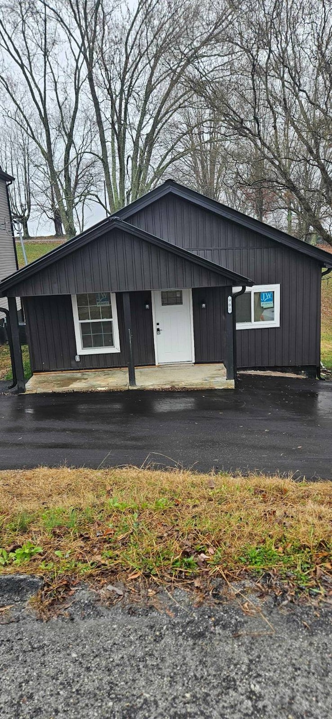903 Kyle St, La Follette, TN 37766 - photo 1