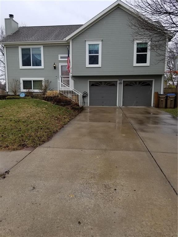 719 Meadow Ln, Raymore, MO 64083 - photo 1