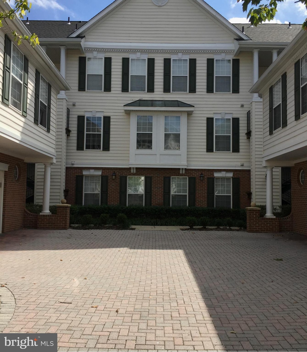 25240 Lake Shore Square unit 203, Chantilly, VA 20152 - photo 1