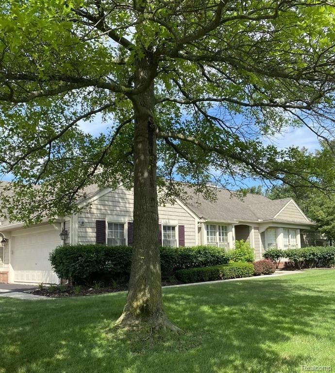 729 Upper Scotsborough Way unit 229, Bloomfield Hills, MI 48304 - photo 1