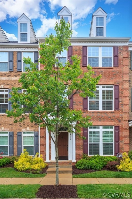 Beautiful townhouse inside and out
