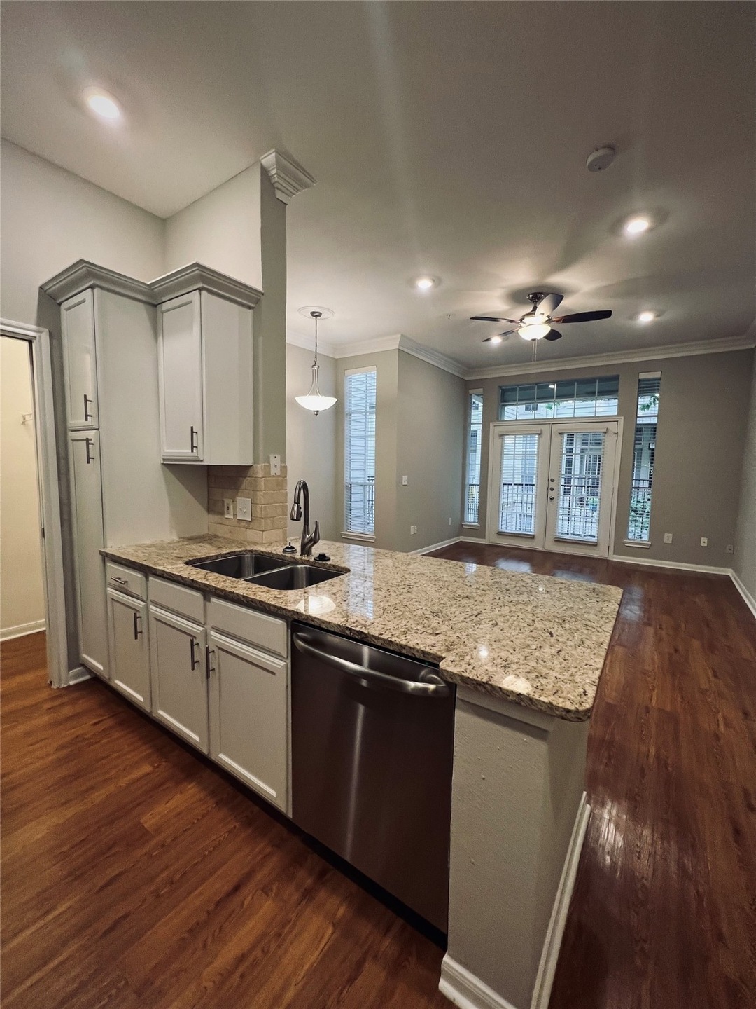 This beautiful 1bed/1bath apt is centrally located