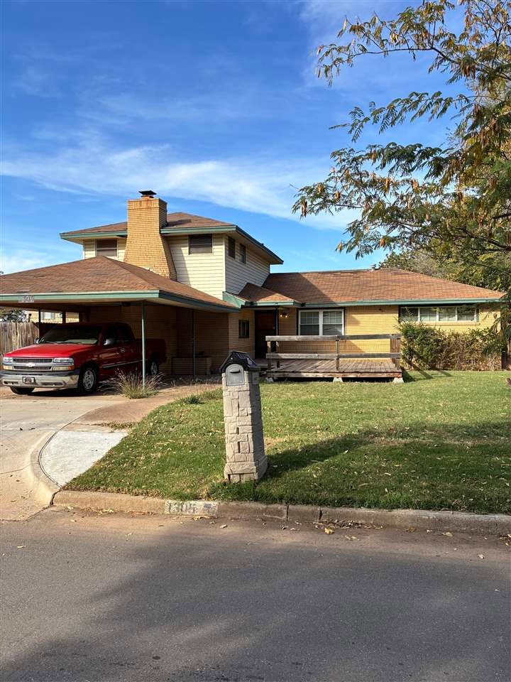 1305 NW Smith Ave, Lawton, OK 73507 - photo 1