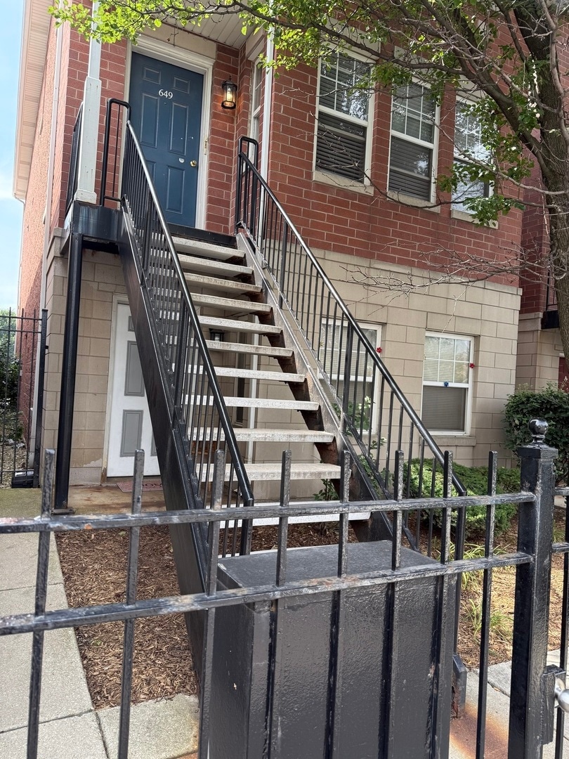 649 W Division St unit B, Chicago, IL 60610 - photo 1