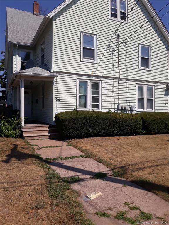 Spacious 1/2 Duplrx-3 Bedrooms-1.5 Baths.