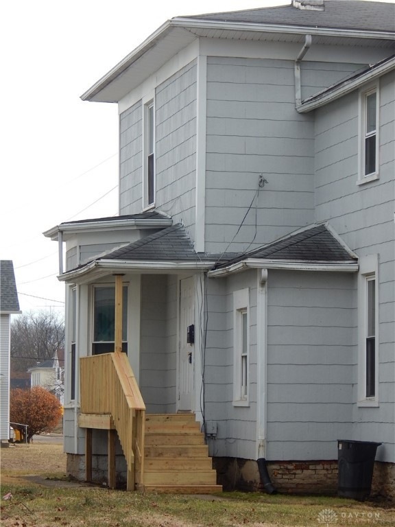 Private Entry to upstairs unit.