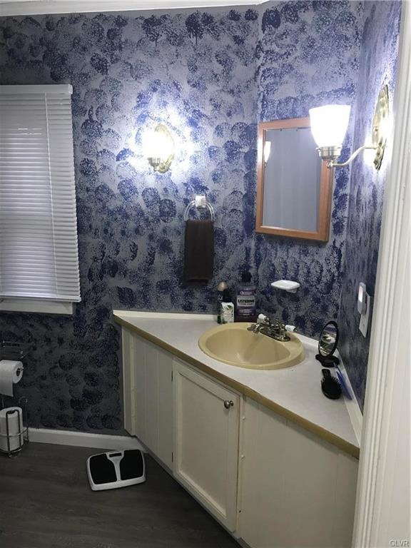 379 Red Oak Ln, Bath, PA 18014 - photo 1