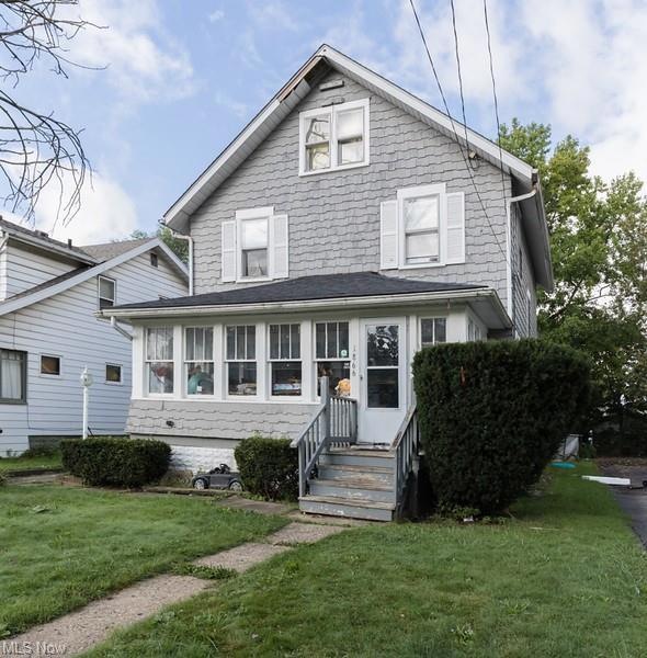 View of front facade with a front yard