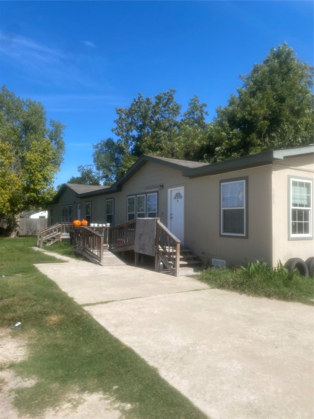 1074 South Ln unit B, Houston, TX 77088 - photo 1