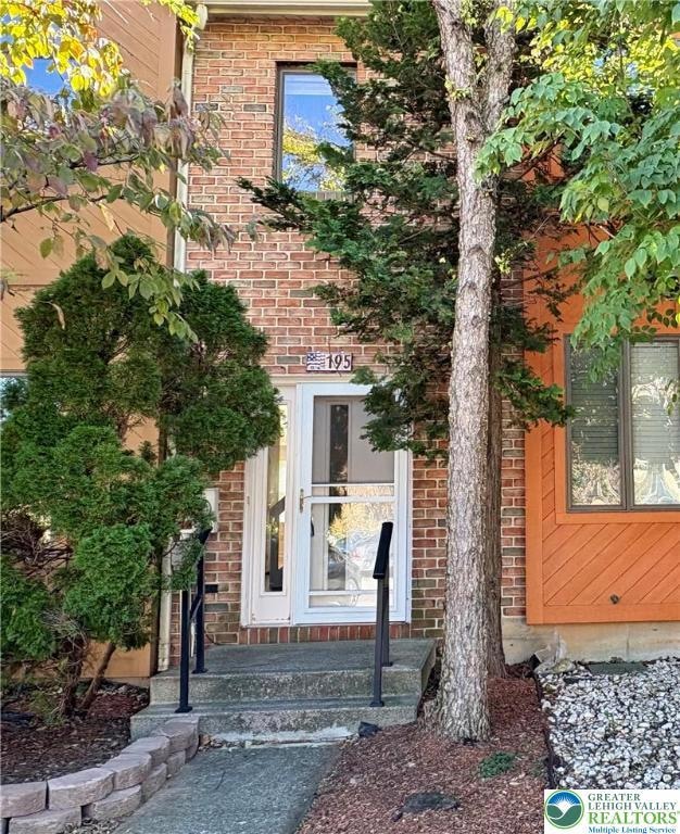 Pending $299,999 • Co-Listing Agent