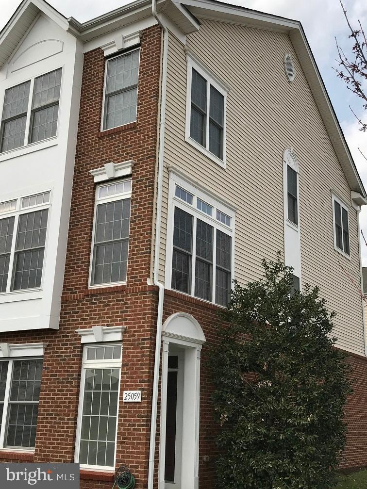 25059 Riding Center Dr, Chantilly, VA 20152 - photo 1